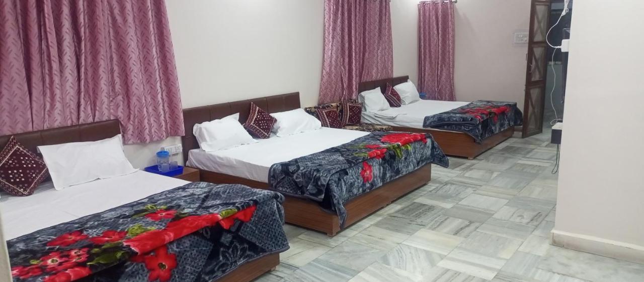 Aashirwad Residency Panzió Uddzsaín Kültér fotó