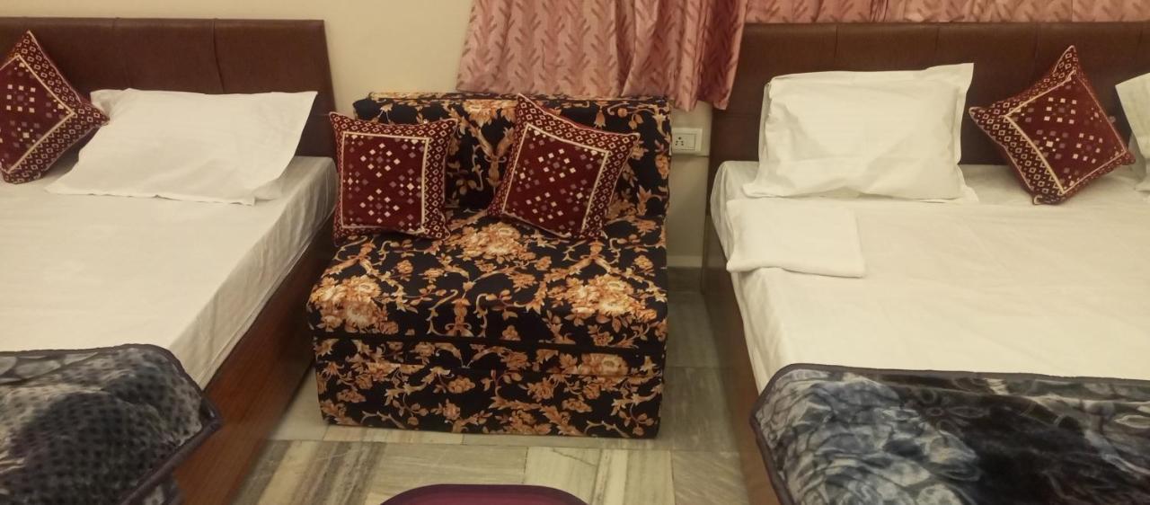 Aashirwad Residency Panzió Uddzsaín Kültér fotó