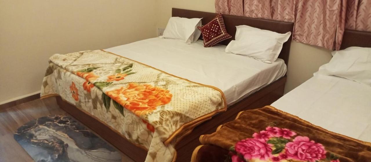 Aashirwad Residency Panzió Uddzsaín Kültér fotó