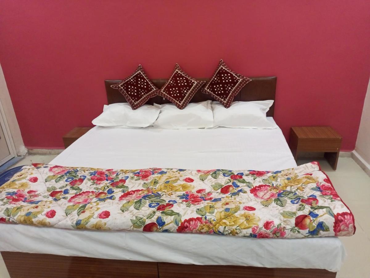 Aashirwad Residency Panzió Uddzsaín Kültér fotó