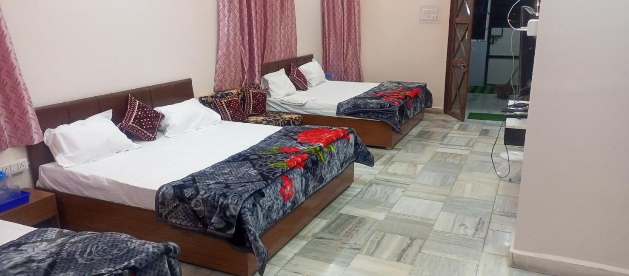 Aashirwad Residency Panzió Uddzsaín Kültér fotó