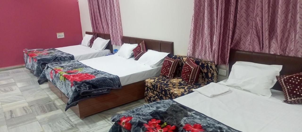 Aashirwad Residency Panzió Uddzsaín Kültér fotó