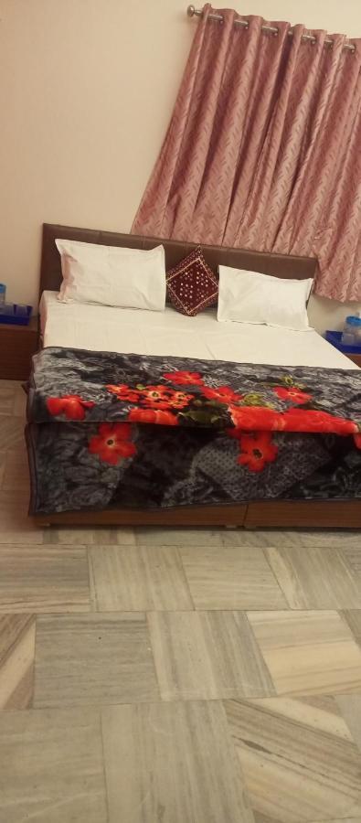 Aashirwad Residency Panzió Uddzsaín Kültér fotó