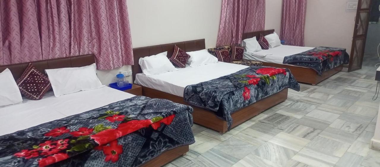 Aashirwad Residency Panzió Uddzsaín Kültér fotó