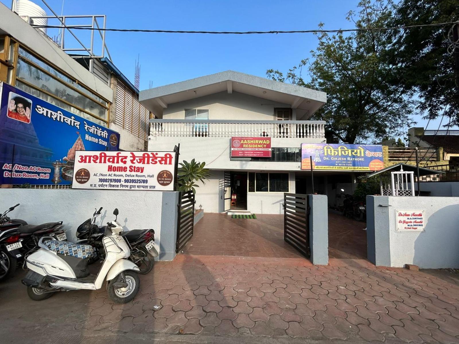 Aashirwad Residency Panzió Uddzsaín Kültér fotó