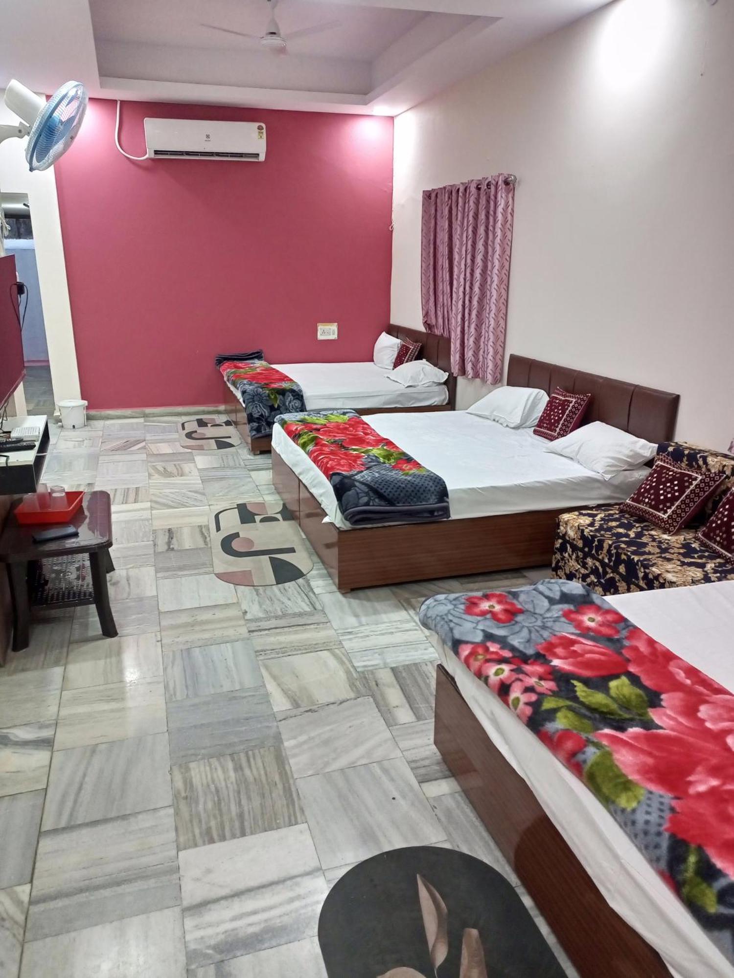 Aashirwad Residency Panzió Uddzsaín Kültér fotó