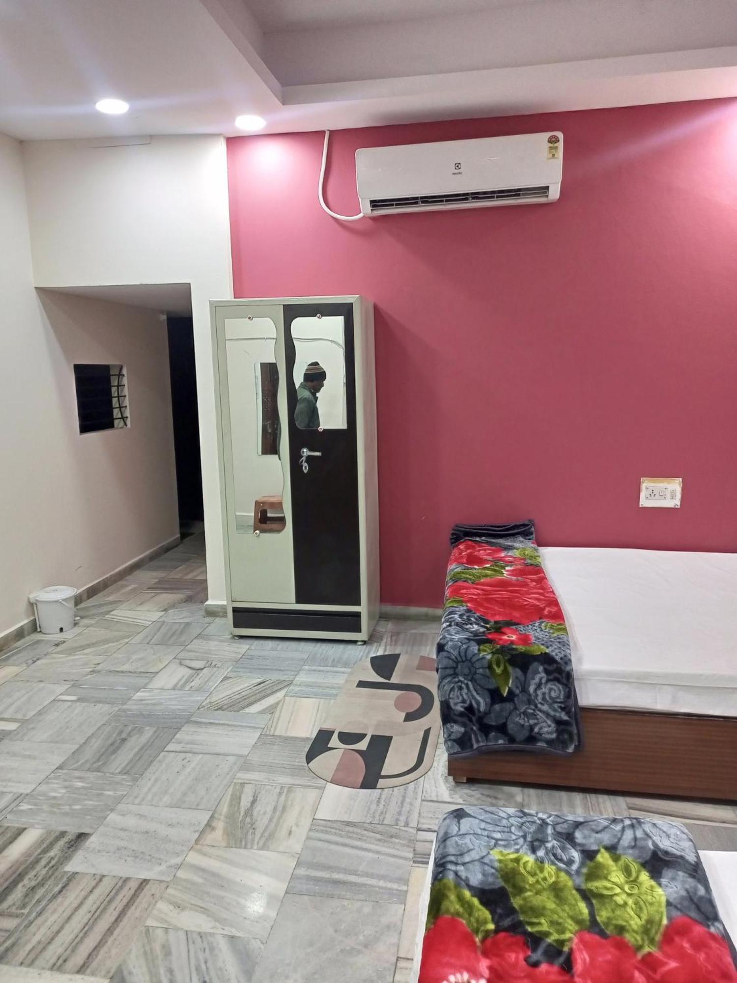 Aashirwad Residency Panzió Uddzsaín Kültér fotó